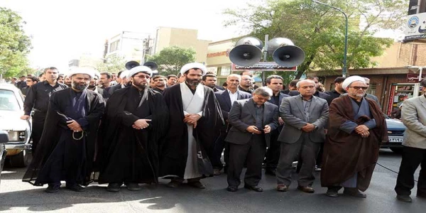 دسته عزاداری دانشگاهیان استان زنجان :

شرکت کارکنان ودانشجویان در دسته عزاداری دانشگاهیان  2