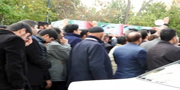 مراسم تشییع وخاکسپاری سردار رشید اسلام پاسدار شهید خیراله صمدی 

شرکت کارکنان ودانشجویان پردیس الزهرا(س) زنجان در مراسم خاکسپاری شهید مدافع حرم خیراله صمدی  2