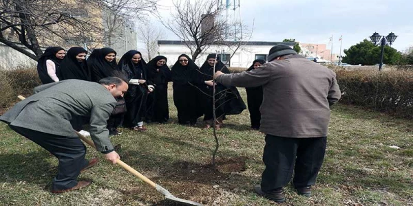 مراسمات آخر سال در پردیس الزهرا(س) :

برگزاری مراسم میلاد حضرت حضرت زهرا(س) ، روز درختکاری وبازارچه خیریه به نفع دانش آموزان بی بضاعت  2