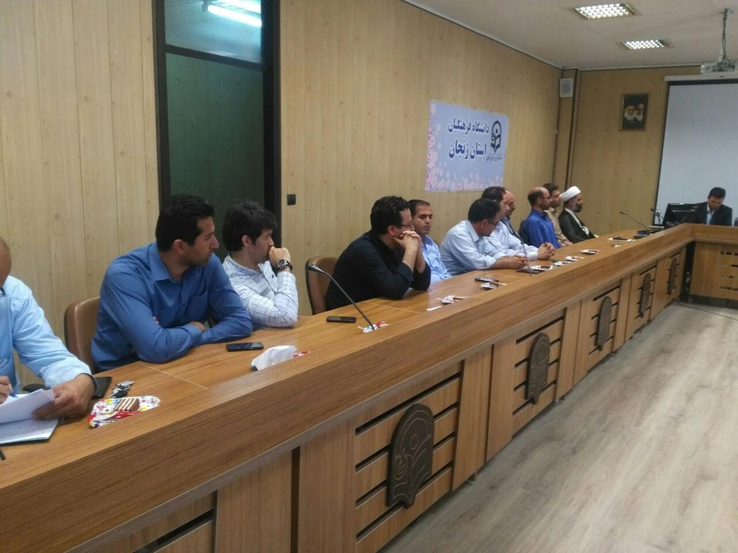 در  دانشگاه فرهنگیان استان زنجان برگزار شد:

اولین نشست صمیمی دکتر اجاقلو  مدیریت  دانشگاه فرهنگیان استان زنجان با اعضای غیر هیات علمی دانشگاه 7