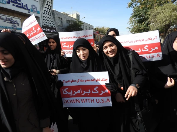 حضور گسترده اعضاءهیئت علمی ،کارکنان ودانشجویان پردیس الزهرا(س) در راهپیمایی 13آبان  2