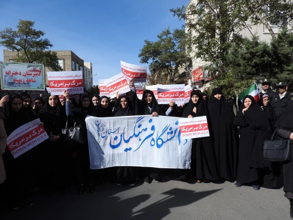 حضور گسترده اعضاءهیئت علمی ،کارکنان ودانشجویان پردیس الزهرا(س) در راهپیمایی 13آبان  3