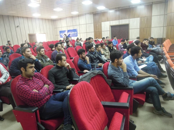 نشست صمیمی با دانشجویان