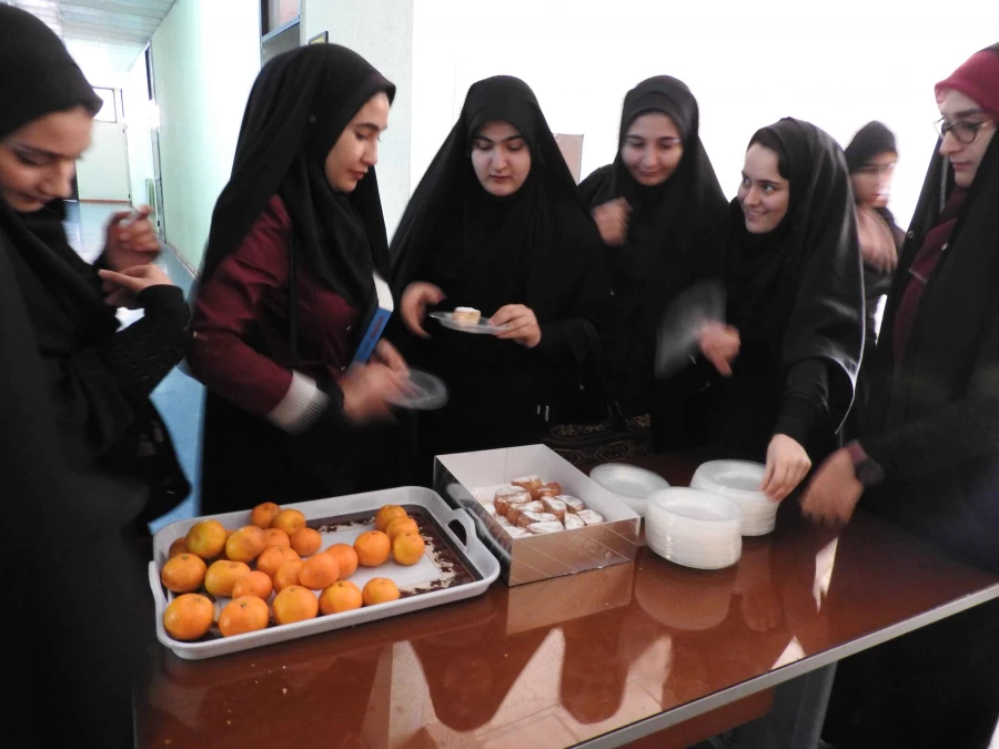 به همت شورای صنفی-رفاهی دانشجویان و گروههای دانشجویی پردیس الزهرا(س) زنجان برگزار شد:

 برگزاری روزدانشجو با حضور حداکثری دانشجویان 2