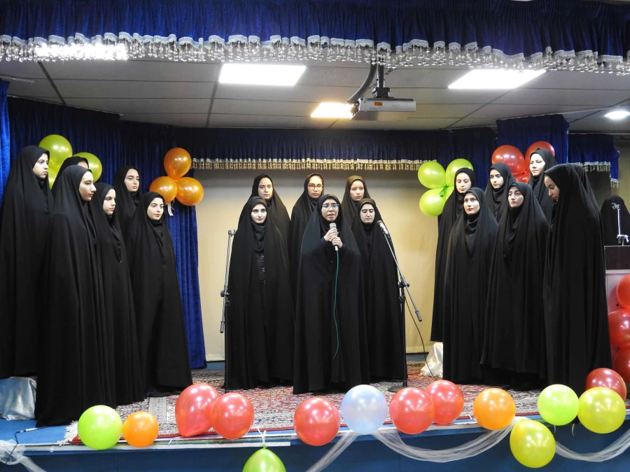 به همت شورای صنفی-رفاهی دانشجویان و گروههای دانشجویی پردیس الزهرا(س) زنجان برگزار شد:

 برگزاری روزدانشجو با حضور حداکثری دانشجویان 6