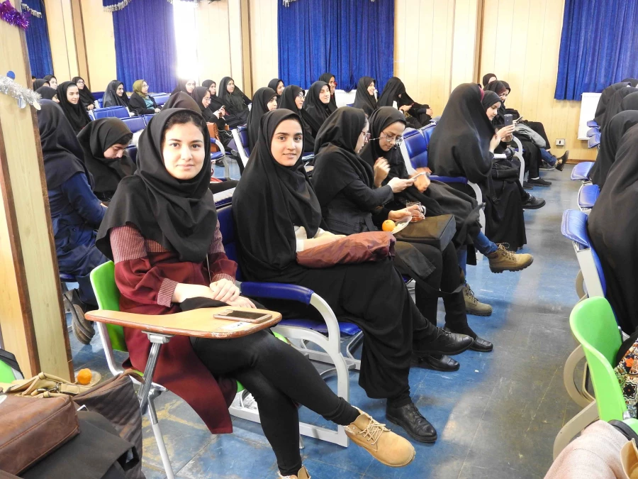 به همت شورای صنفی-رفاهی دانشجویان و گروههای دانشجویی پردیس الزهرا(س) زنجان برگزار شد:

 برگزاری روزدانشجو با حضور حداکثری دانشجویان 7