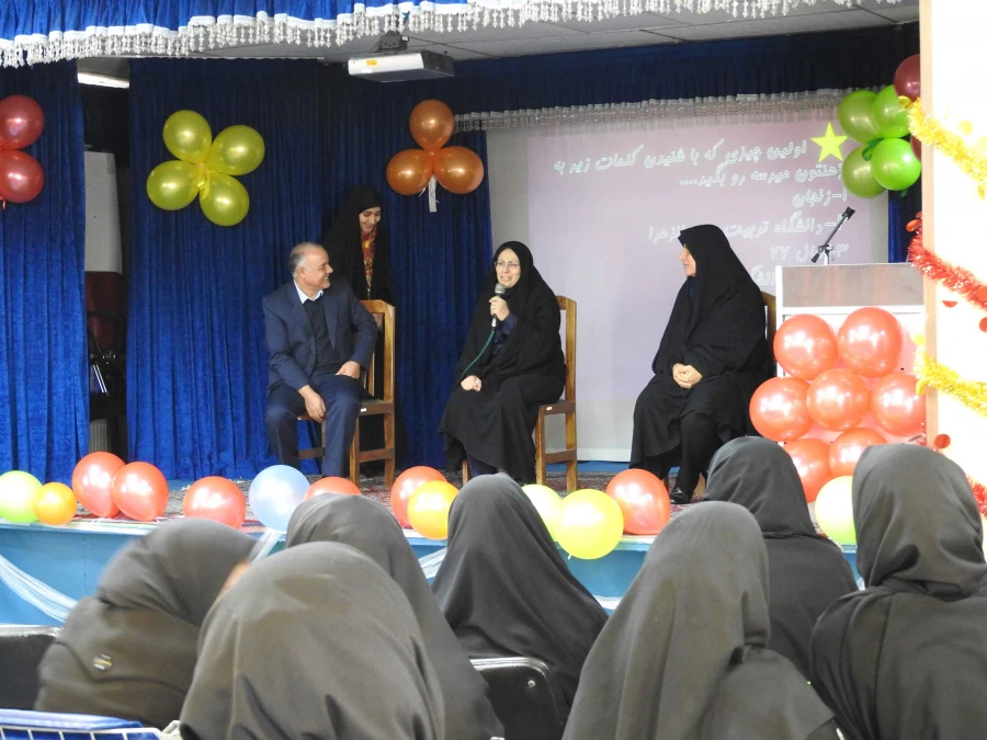 به همت شورای صنفی-رفاهی دانشجویان و گروههای دانشجویی پردیس الزهرا(س) زنجان برگزار شد:

 برگزاری روزدانشجو با حضور حداکثری دانشجویان 8