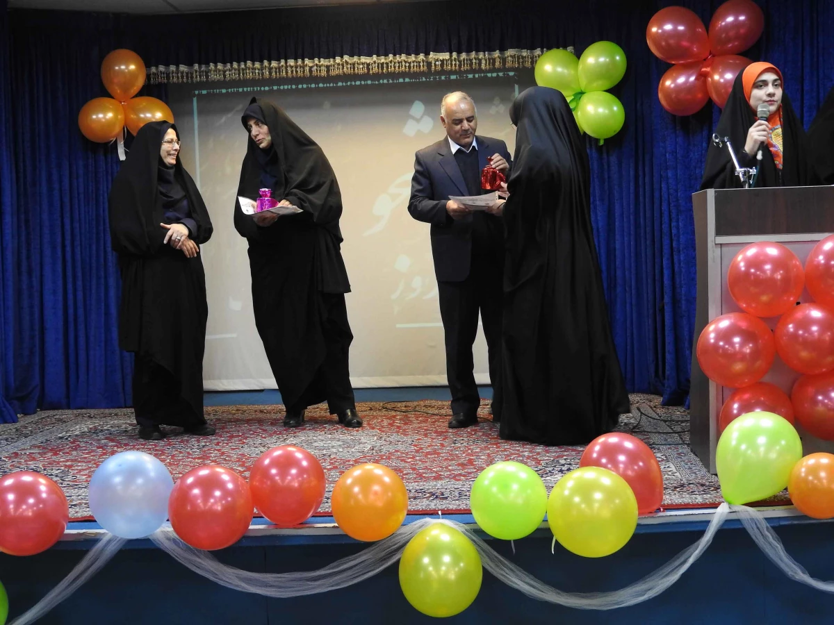 به همت شورای صنفی-رفاهی دانشجویان و گروههای دانشجویی پردیس الزهرا(س) زنجان برگزار شد:

 برگزاری روزدانشجو با حضور حداکثری دانشجویان 9