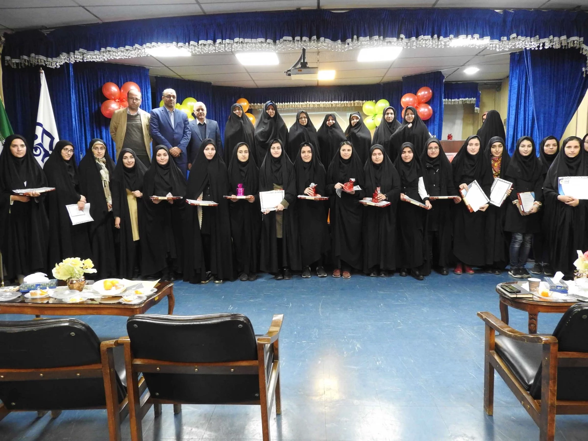 به همت شورای صنفی-رفاهی دانشجویان و گروههای دانشجویی پردیس الزهرا(س) زنجان برگزار شد:

 برگزاری روزدانشجو با حضور حداکثری دانشجویان 10