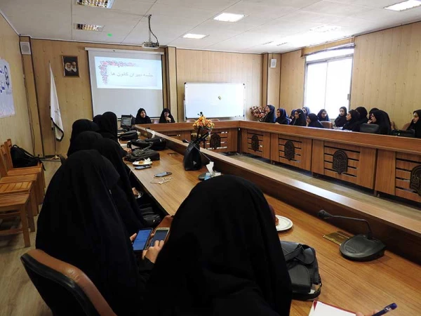 در پردیس الزهرا(س) برگزار گردید :

جلسه سرپرست محترم امور پردیس هاوکارشناسان فرهنگی با دبیران واعضای شورا  2