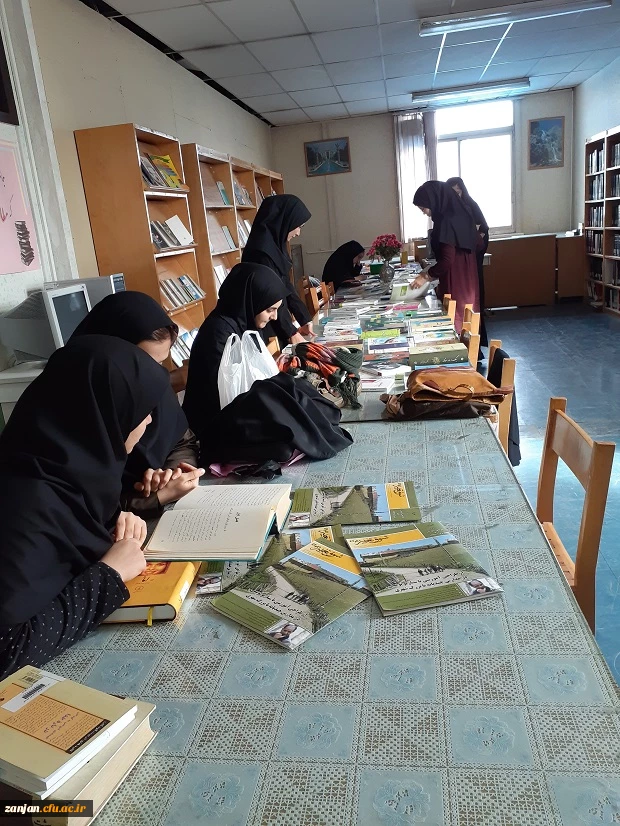 نمایشگاهی در کتابخانه به مناسبت هفته کتاب وکتابخوانی برگزار گردید  2