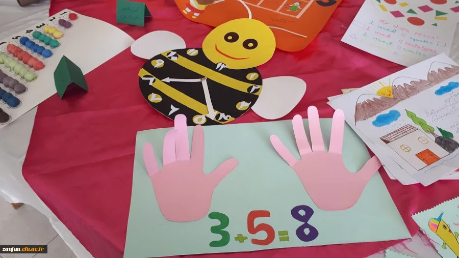 نمایشگاهی در کتابخانه به مناسبت هفته کتاب وکتابخوانی برگزار گردید  2