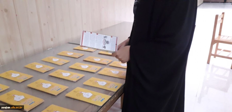 توزیع بروشورهای  آشنایی با بیماری ایدز HIV در پردیس الزهرا(س) 2