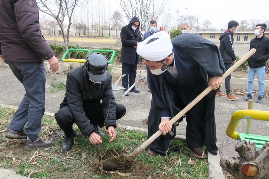 کاشت 50 اصله نهال به مناسبت روز درختکاری 15 و 16 اسفند 400