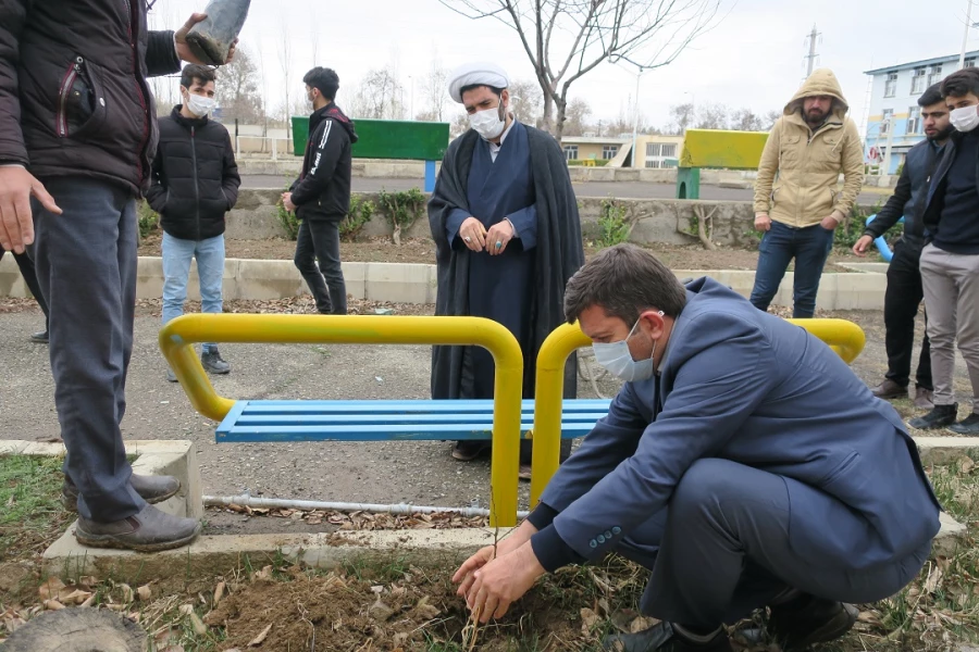 کاشت نهال در روز درختکاری 15 و 16 اسفند 1400