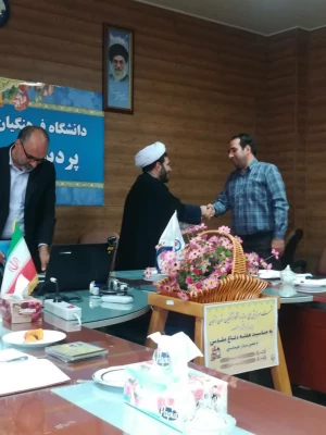  برگزاری نشست هم اندیشی اساتید هئیت علمی و کارکنان پردیس الزهرا(س) زنجان به مناسبت گرامیداشت هفته دفاع مقدس 2