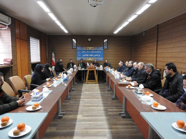 نشست بصیرت افزایی اساتید و کارکنان با موضوع «بررسی تحولات جهانی و دستاوردهای انقلاب اسلامی ایران» 4