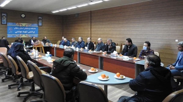 نشست بصیرت افزایی اساتید و کارکنان با موضوع «بررسی تحولات جهانی و دستاوردهای انقلاب اسلامی ایران» 5