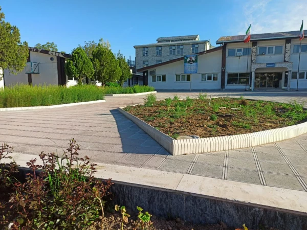 گل کاری و ترمیم فضای سبز پردیس شهید بهشتی 4