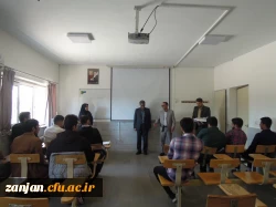 حضور دکتر صحبتلو سرپرست پردیس شهید بهشتی و دکتر فومنی معاونت فرهنگی و آموزش با گل و شیرینی در کلاس درس ، جهت تبریک هفته معلم به استادان گرامی 2