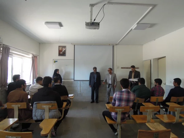 حضور دکتر صحبتلو سرپرست پردیس شهید بهشتی و دکتر فومنی معاونت فرهنگی و آموزش با گل و شیرینی در کلاس درس ، جهت تبریک هفته معلم به استادان گرامی 2