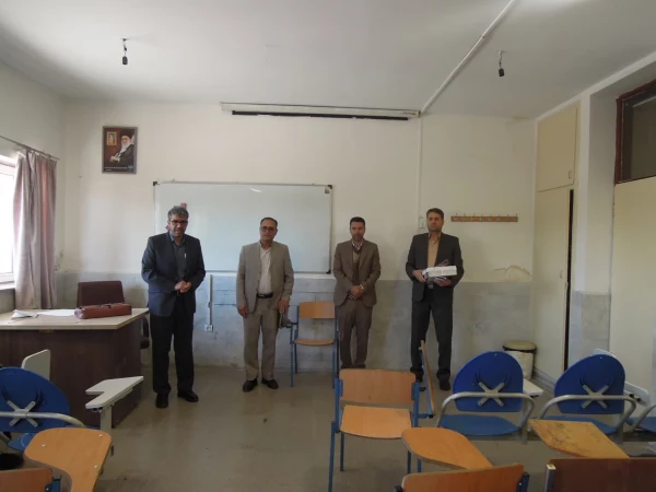 حضور دکتر صحبتلو سرپرست پردیس شهید بهشتی و دکتر فومنی معاونت فرهنگی و آموزش با گل و شیرینی در کلاس درس ، جهت تبریک هفته معلم به استادان گرامی 3