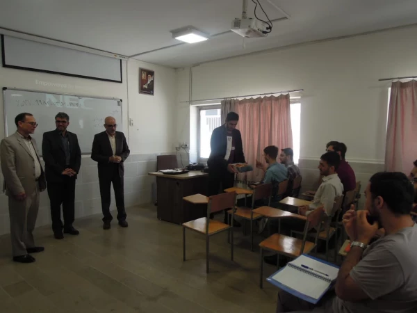 حضور دکتر صحبتلو سرپرست پردیس شهید بهشتی و دکتر فومنی معاونت فرهنگی و آموزش با گل و شیرینی در کلاس درس ، جهت تبریک هفته معلم به استادان گرامی 4