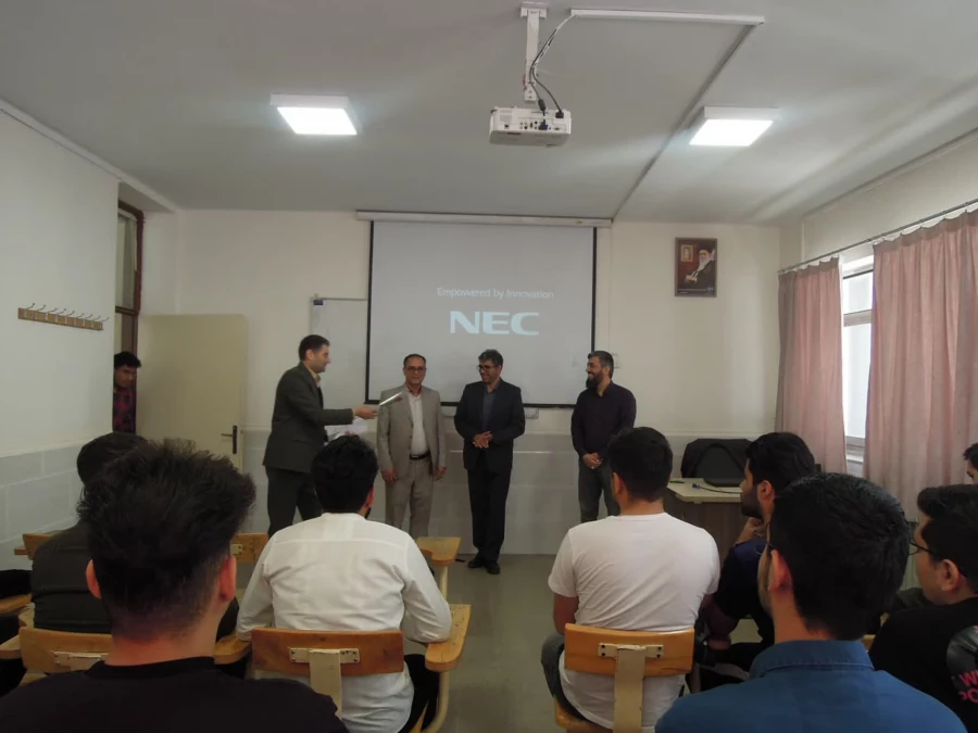 حضور دکتر صحبتلو سرپرست پردیس شهید بهشتی و دکتر فومنی معاونت فرهنگی و آموزش با گل و شیرینی در کلاس درس ، جهت تبریک هفته معلم به استادان گرامی 6