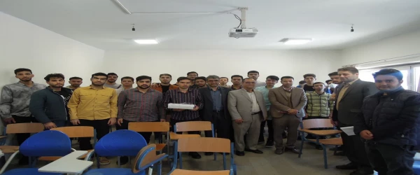 حضور دکتر صحبتلو سرپرست پردیس شهید بهشتی و دکتر فومنی معاونت فرهنگی و آموزش با گل و شیرینی در کلاس درس ، جهت تبریک هفته معلم به استادان گرامی 7