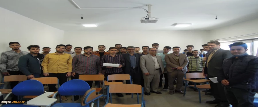 حضور دکتر صحبتلو سرپرست پردیس شهید بهشتی و دکتر فومنی معاونت فرهنگی و آموزش با گل و شیرینی در کلاس درس ، جهت تبریک هفته معلم به استادان گرامی 7