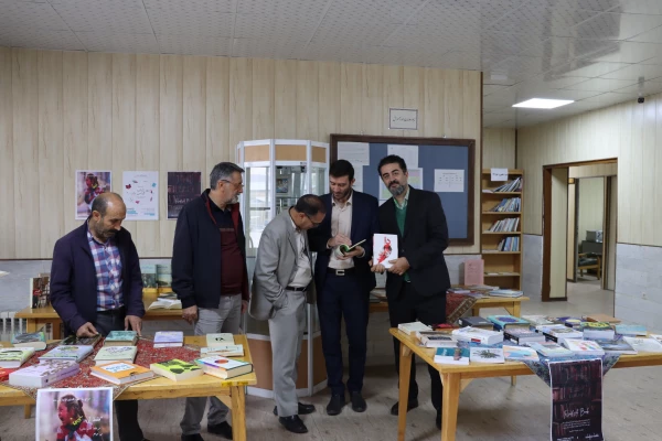 برگزاری نمایشگاه کتاب به مناسبت هفته کتاب و کتابخوانی 3
