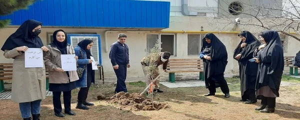 کاشت نهال در پردیس الزهرا(س) به مناسبت گرامیداشت روز درختکاری 2