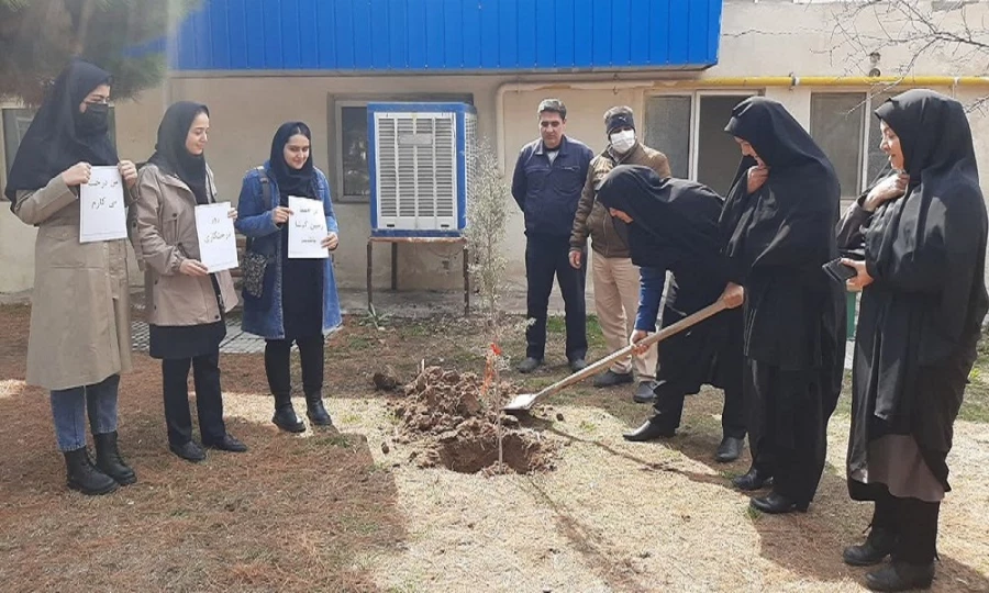 کاشت نهال در پردیس الزهرا(س) به مناسبت گرامیداشت روز درختکاری 2