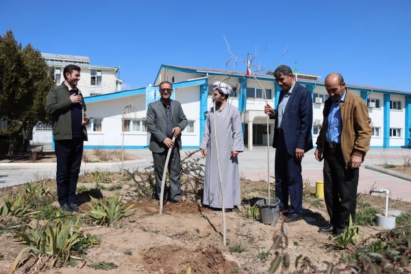 کاشت نهال بمناسبت گرامیداشت هفته منابع طبیعی و روز درختکاری 4