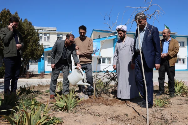 کاشت نهال بمناسبت گرامیداشت هفته منابع طبیعی و روز درختکاری 6