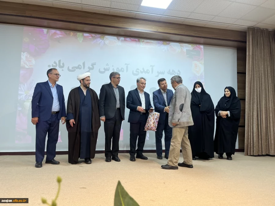 مراسم دهه سرآمدی آموزش در سالن آمفی تئاتر کوثر پردیس الزهرا(س) برگزار شد. 2