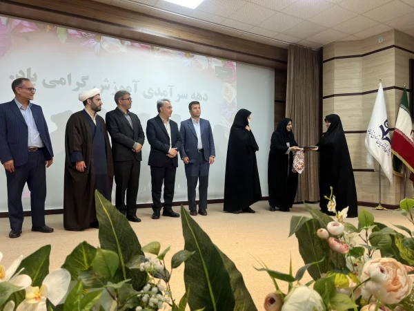 مراسم دهه سرآمدی آموزش در سالن آمفی تئاتر کوثر پردیس الزهرا(س) برگزار شد. 2